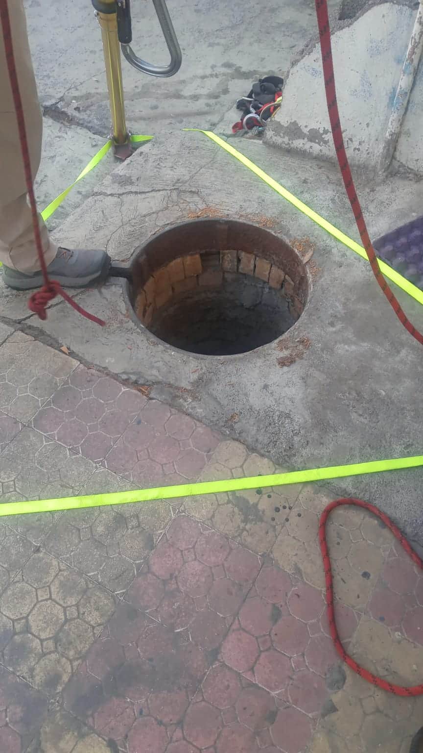 Rescatan a hombre de la tercera edad que cayó a un registro de Agua y Drenaje sin tapa y de al menos dos metros