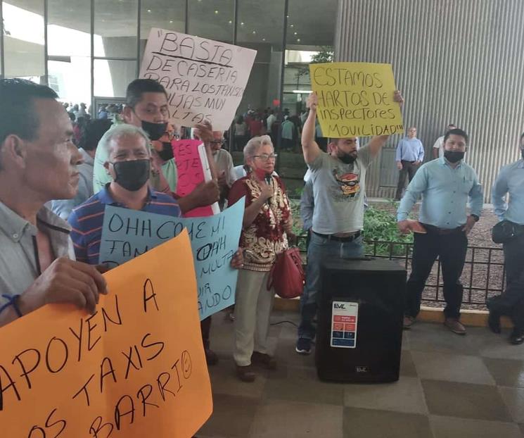 Protestan taxistas y exigen que dejen de perseguirlos Protestan taxistas y exigen que dejen de perseguirlos