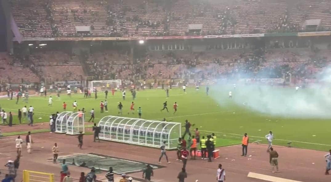 Eliminación de Nigeria provoca caos en estadio