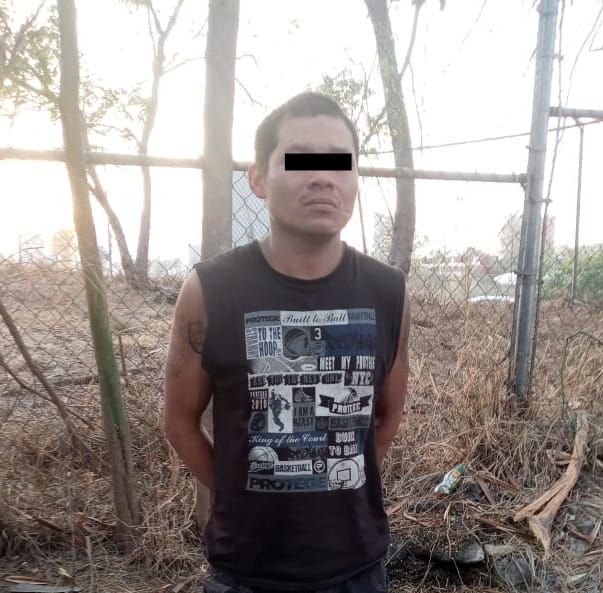Portaba un arma de fuego y un envoltorio con droga