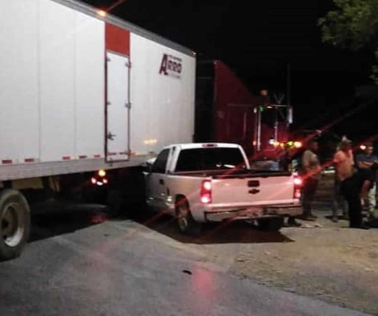 Tras choque conductor queda prensado en Allende