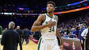 Giannis marca 40 puntos y Bucks vence a Sixers