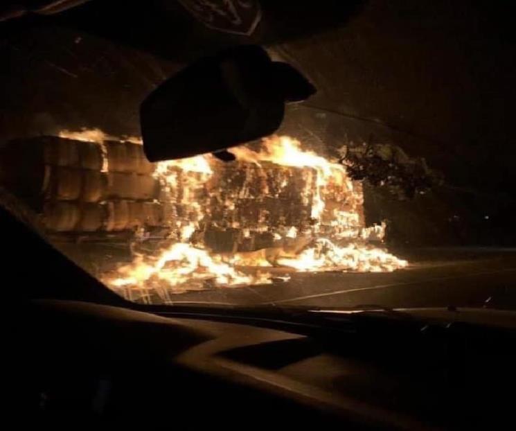 Acaba incendio con tráiler y cartón