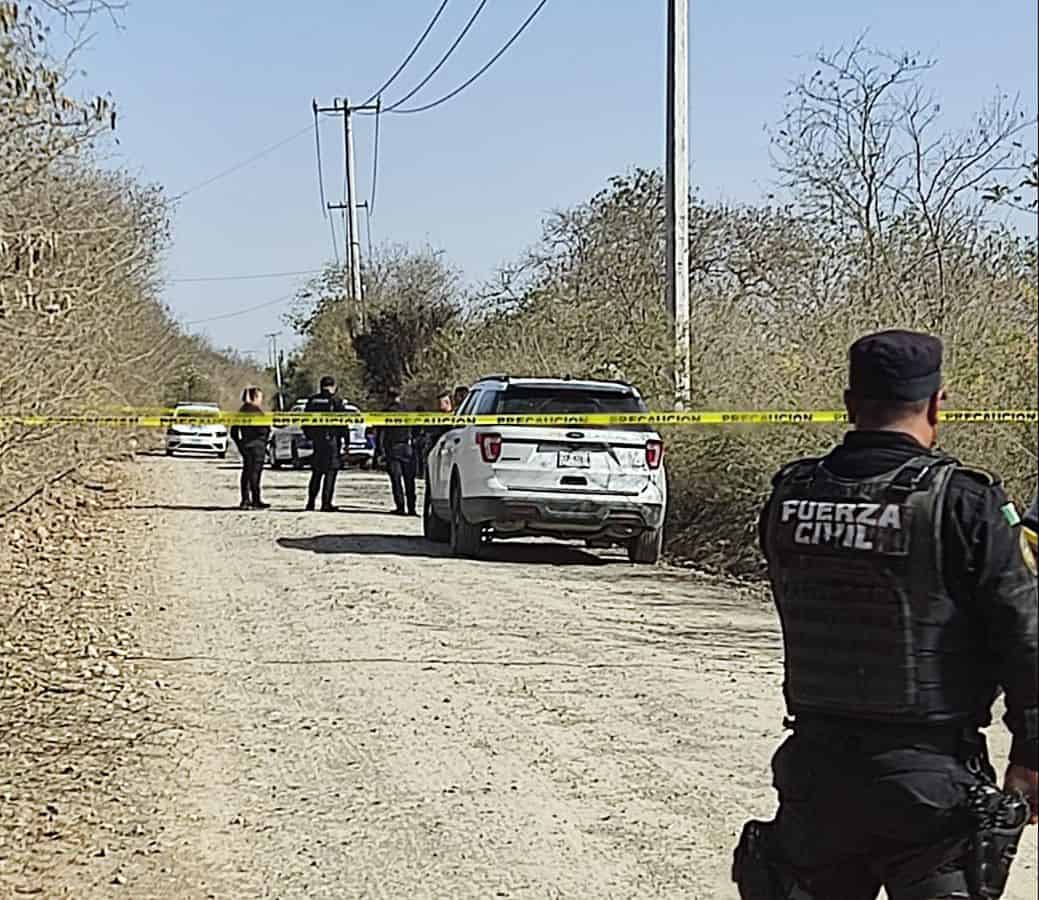 Hallan cadáveres calcinados de dos personas dentro de la cajuela de un auto incendiado