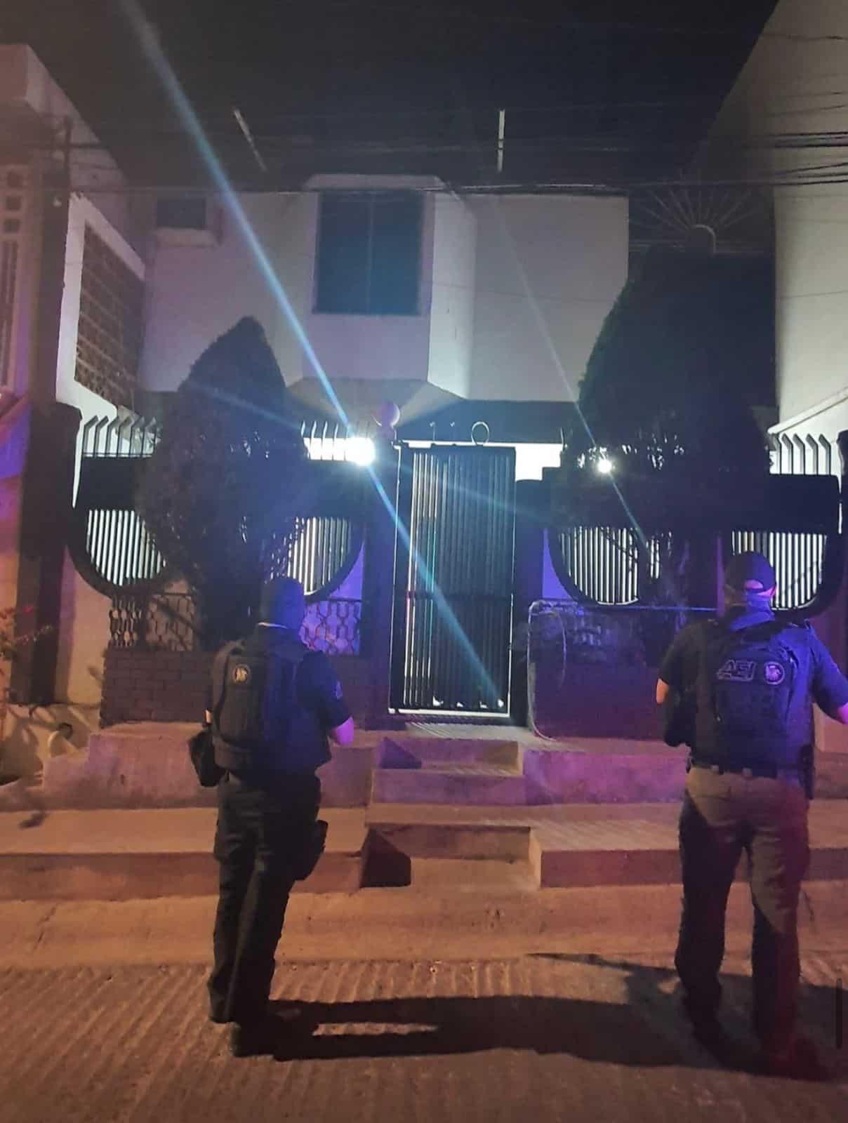 DUrante el cateo fue detenida una mujer y se aseguraron bolsas con droga al parecer marihuana.