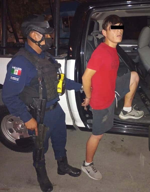 Detenido por circular en una camioneta con luces apagadas e insultar a los oficiales cuando los abordaron, les encontraron cuatro envoltorios con droga conocida como cristal