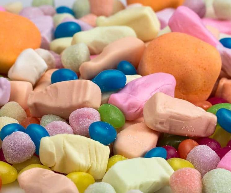 Incautan ganancias a niña que vendía dulces en escuela