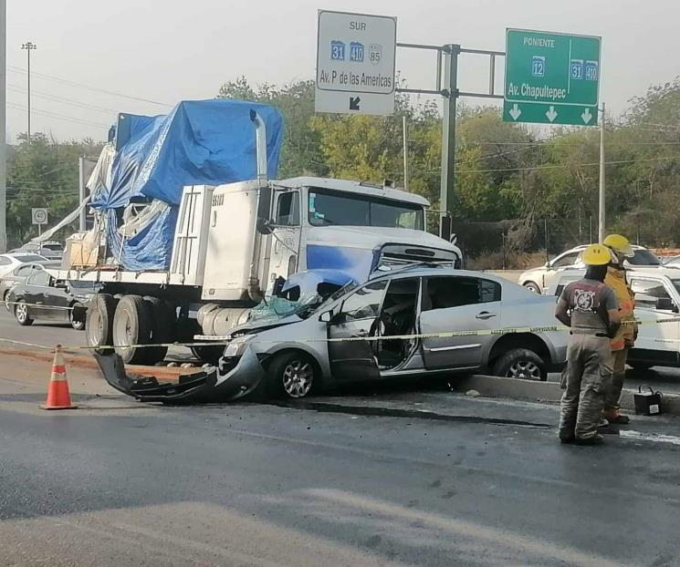 Muere mujer en choque contra camión Muere mujer en choque contra camión