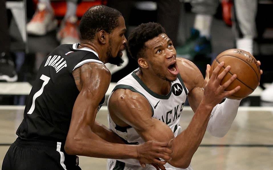 El campeón Bucks estará en los playoffs