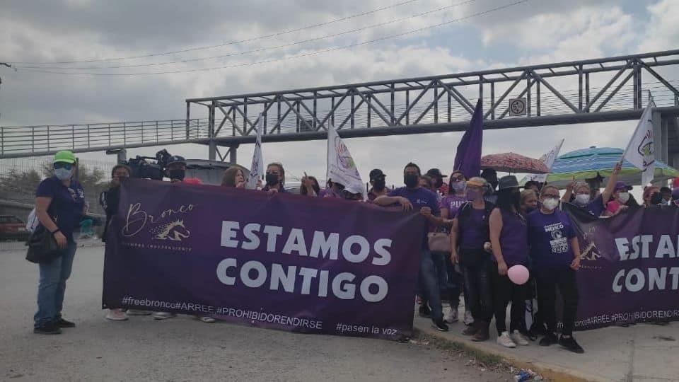 Apoyan simpatizantes a El Bronco afuera del penal