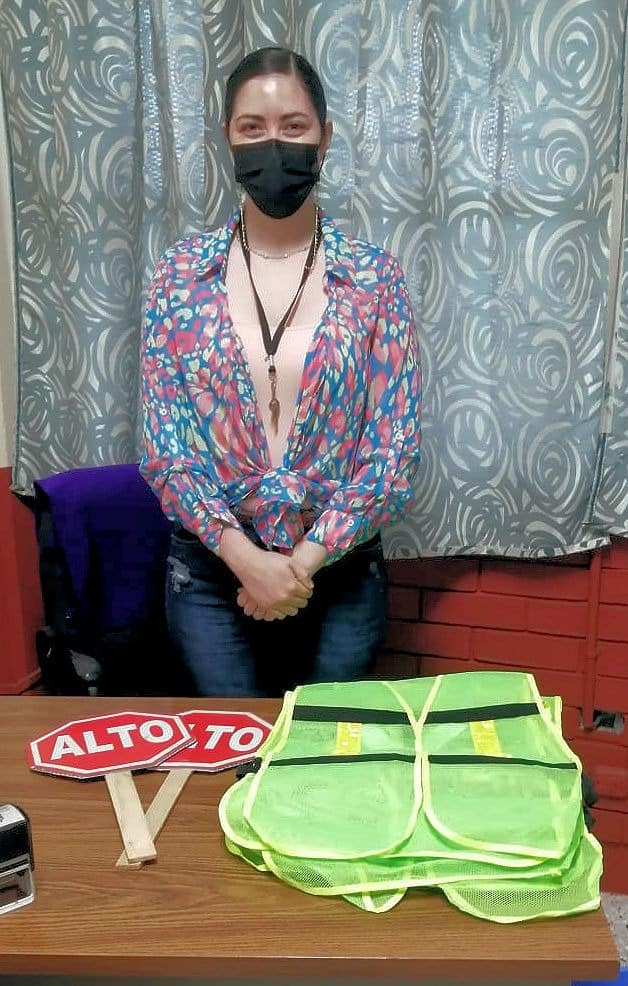 La Secretaría de Seguridad Pública y Vialidad  de Apodaca entregó en una primaria un kit para que continúe el programa de seguridad vial Patrulla Escolar