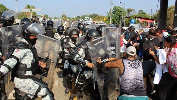 A toletazos, impiden avance de caravana