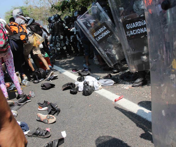 A toletazos, impiden avance de caravana
