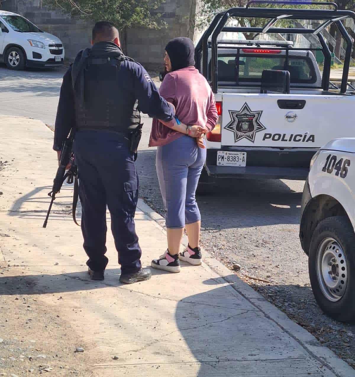 Lograron la detención de una mujer, que junto con dos cómplices que lograron escapar, fueron sorprendidos saqueando las tumbas de un panteón municipal