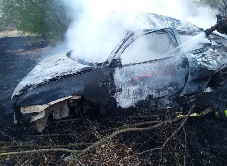 Dos jóvenes se salvaron de morir calcinados, cuando volcaron el automóvil en que viajaban