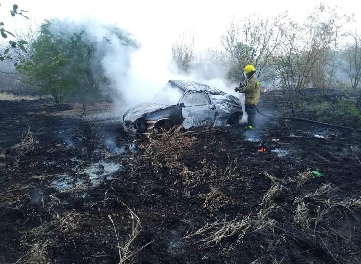 Se salvan jóvenes de morir calcinados en accidente