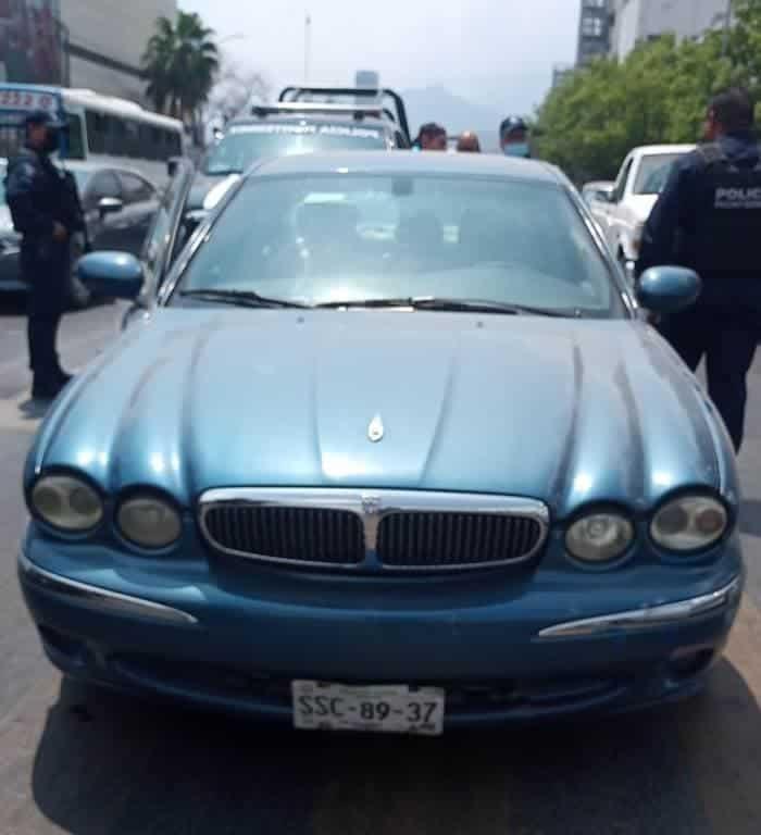 Caen dos en auto jaguar robado