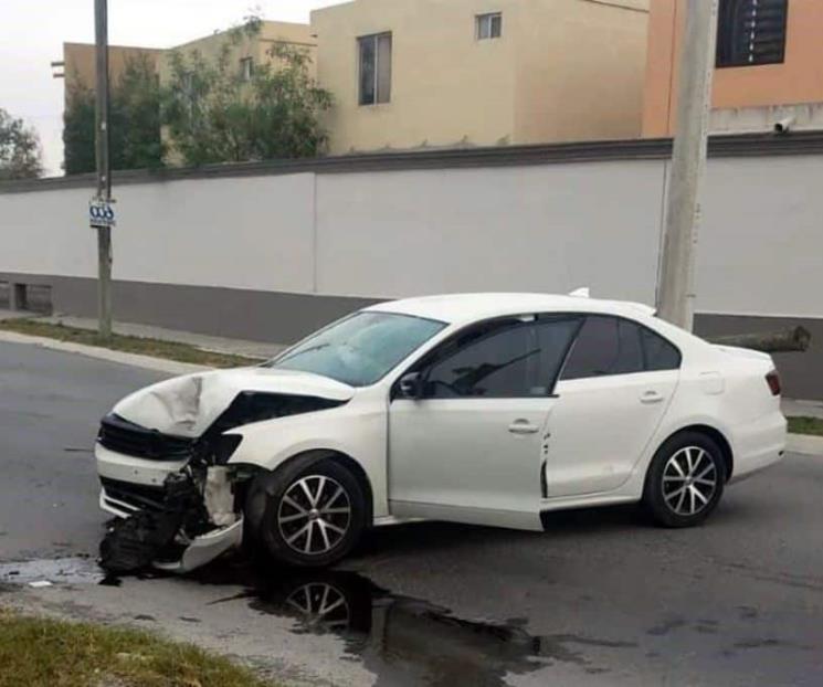 Choca contra poste en Apodaca