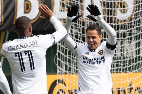 Sigue Chicharito marcando