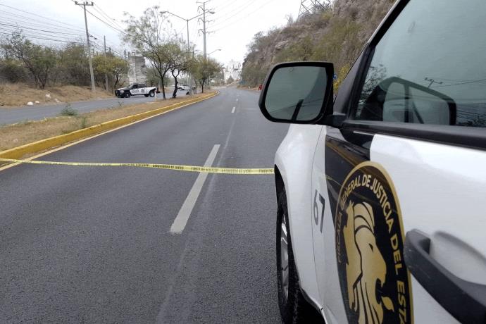 El cadáver de un hombre ejecutado de la menos tres balazos, fue encontrado a un costado de la Avenida Manuel J. Clouthier