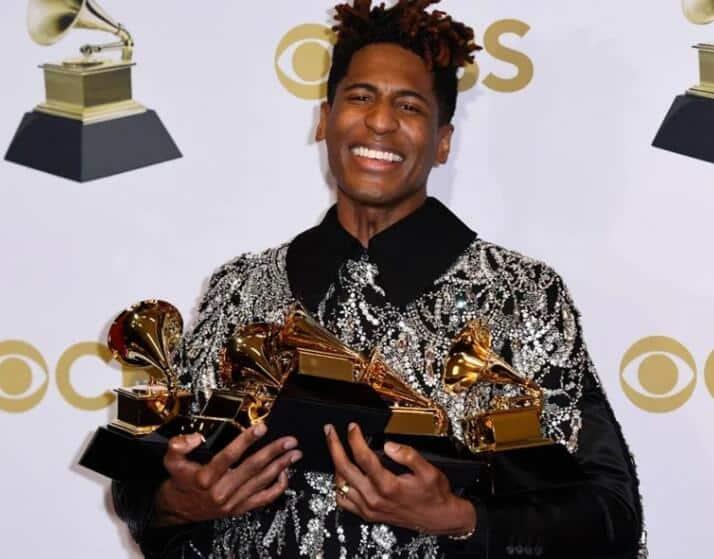 Triunfa Jon Batiste en los Grammy