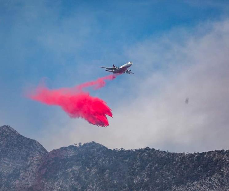 Realiza descargas el DC10 Air Tanker en incendio de Santiago