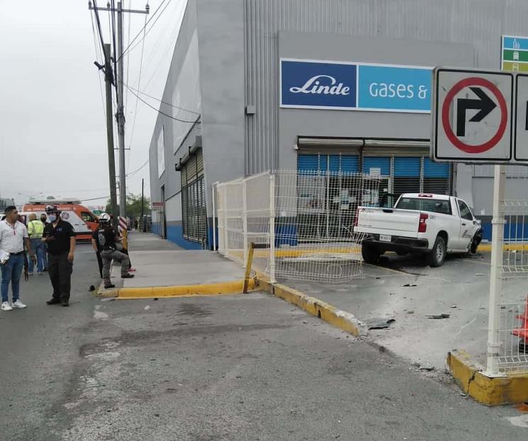 Arrolla camioneta a ciclista