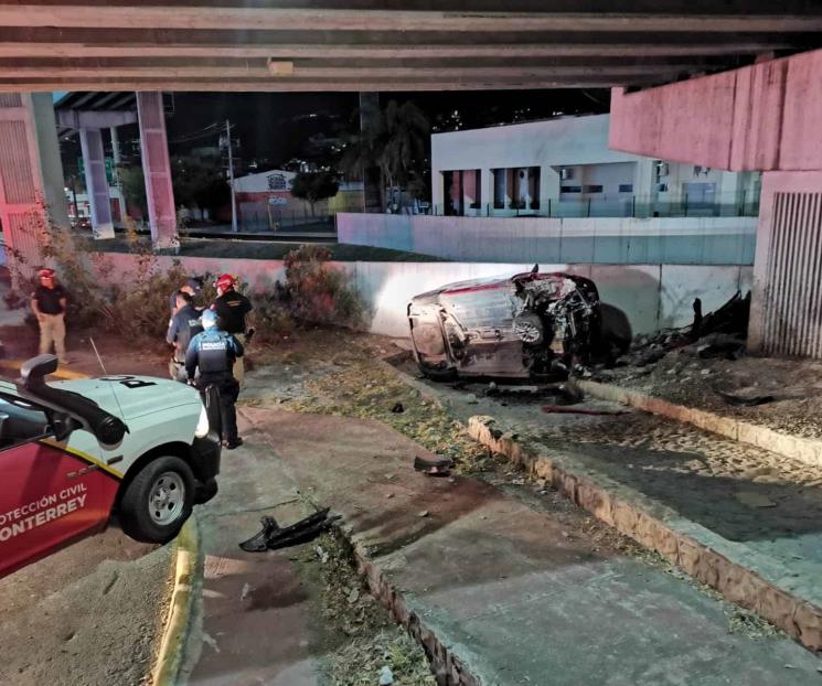 Vuelca auto en curva