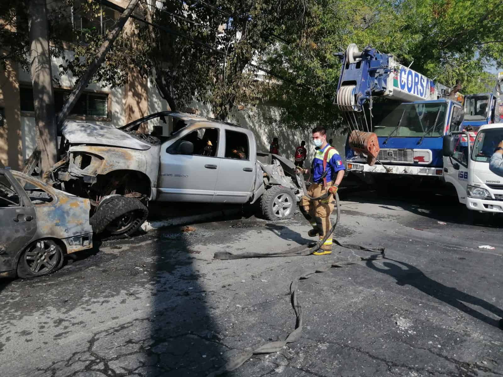 Una falla mecánica en una grúa provocó que se impactara con tres vehículos de los cuales dos se incendiaron