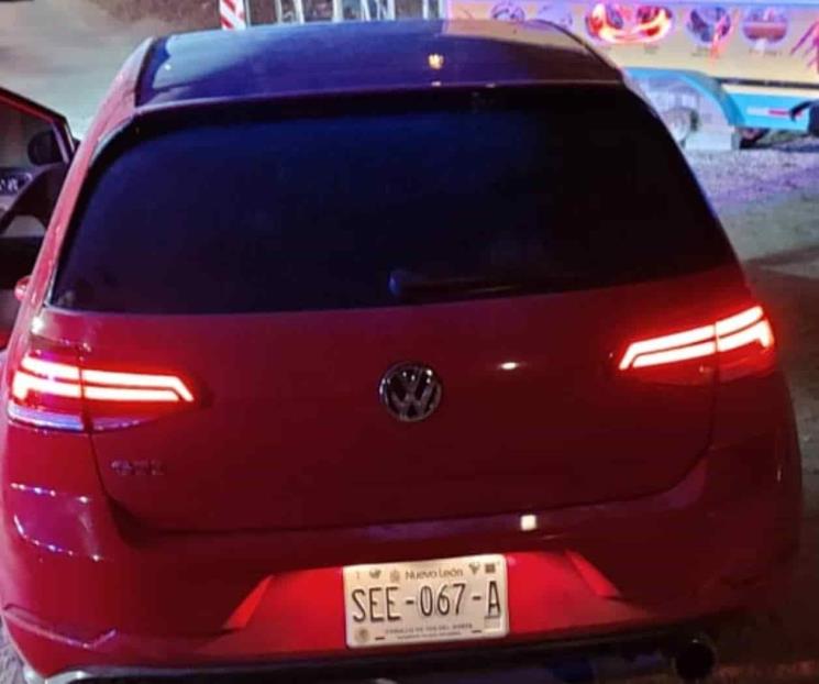 Aseguran vehículo con droga en Santiago