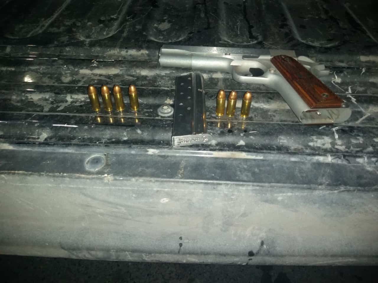 Cuatro hombres, uno de ellos menor de edad, quienes portaban un arma de fuego, fueron arrestados