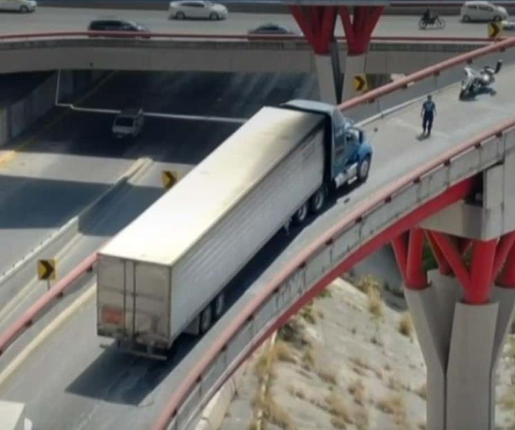 Queda varado tráiler en Boulevard Antonio Rodríguez