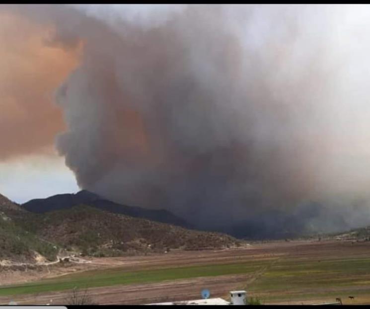 Reviven calor y viento incendio en Santiago