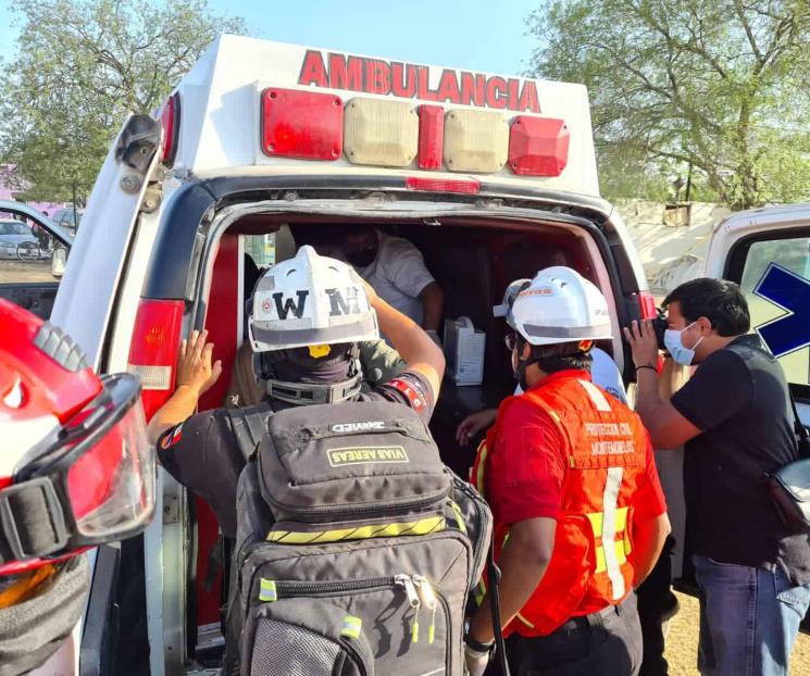 Cae barda sobre niño y queda grave