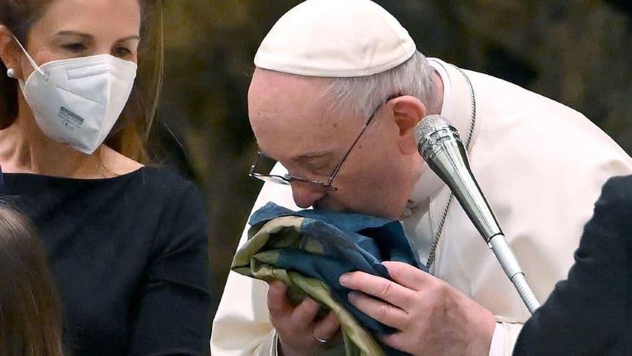 Papa besa bandera ucraniana de la Bucha “martirizada”