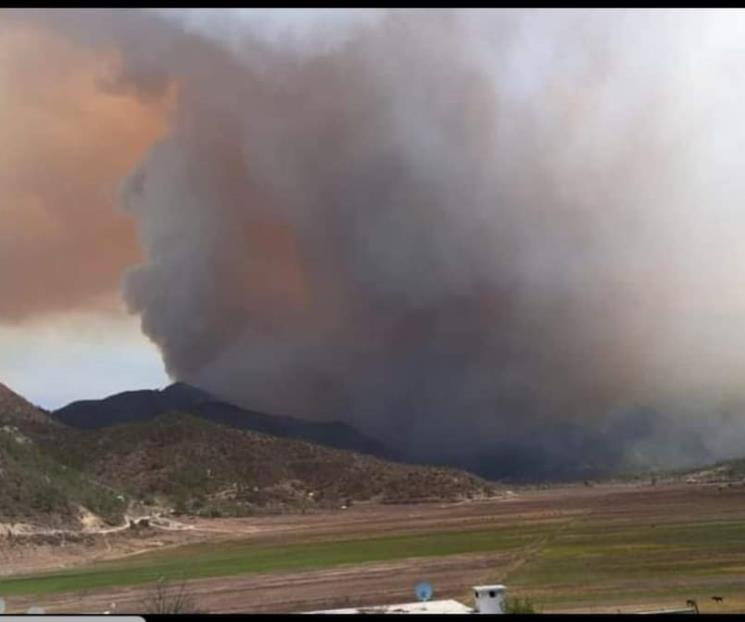 Reviven calor y viento incendio en Santiago; evacuan a 30