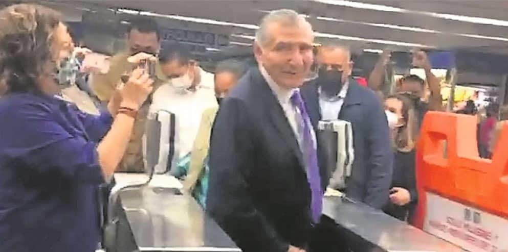 Cambia Adán Augusto el avión por el Metro