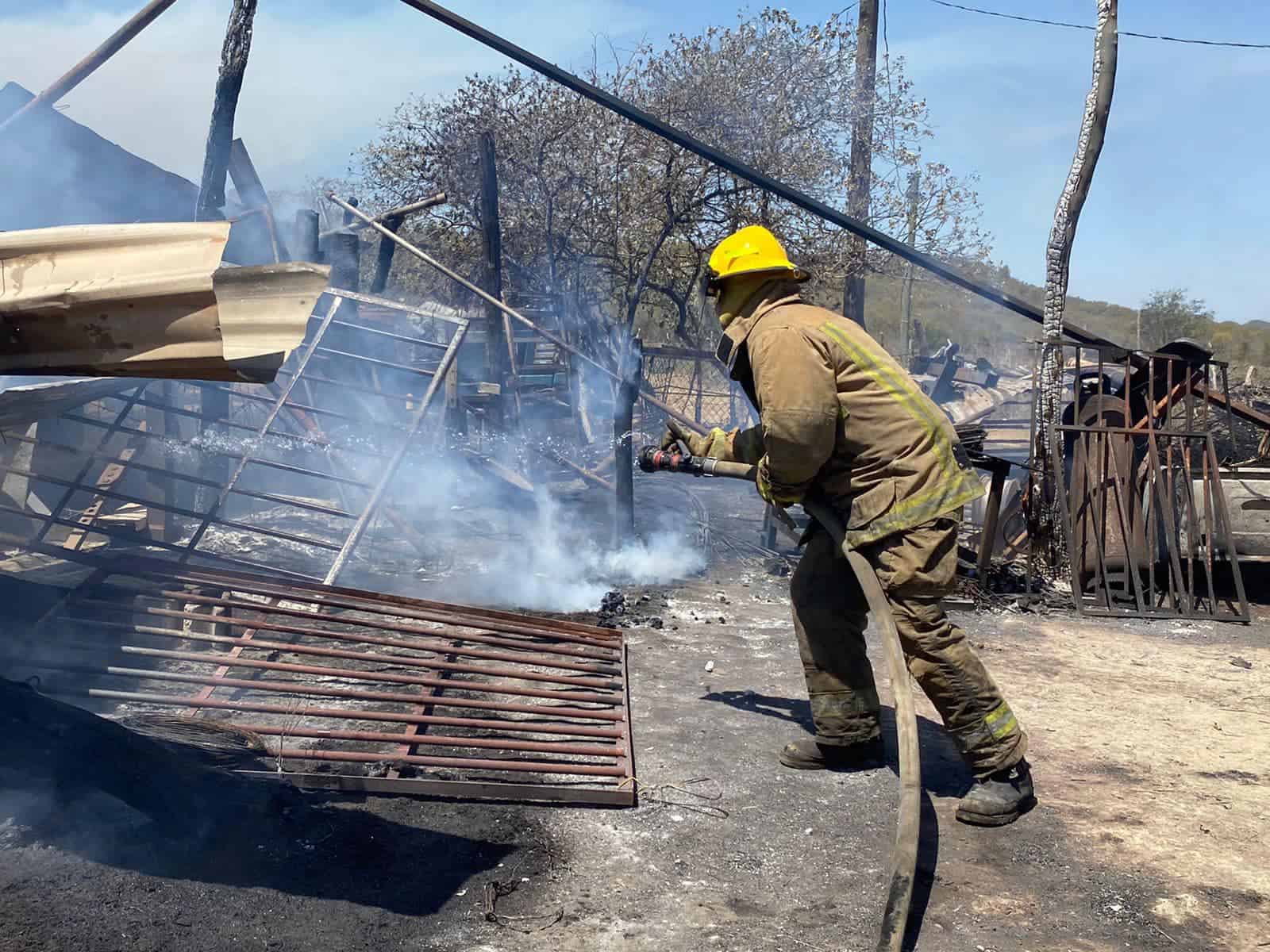 Tres caballos pura sangre murieron atrapados en un incendio registrado en un rancho