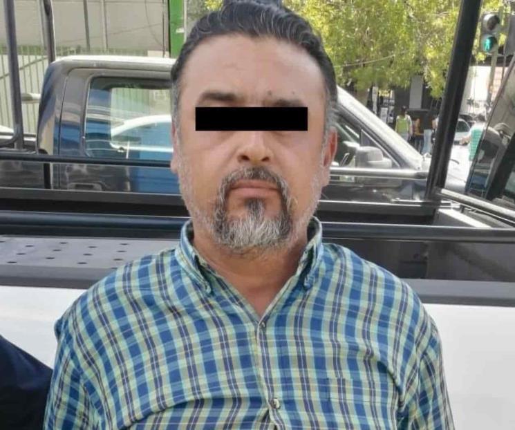 Maneja auto robado y es detenido