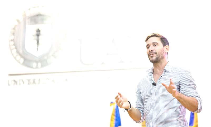 Celebra Santaolalla la física en la UANL