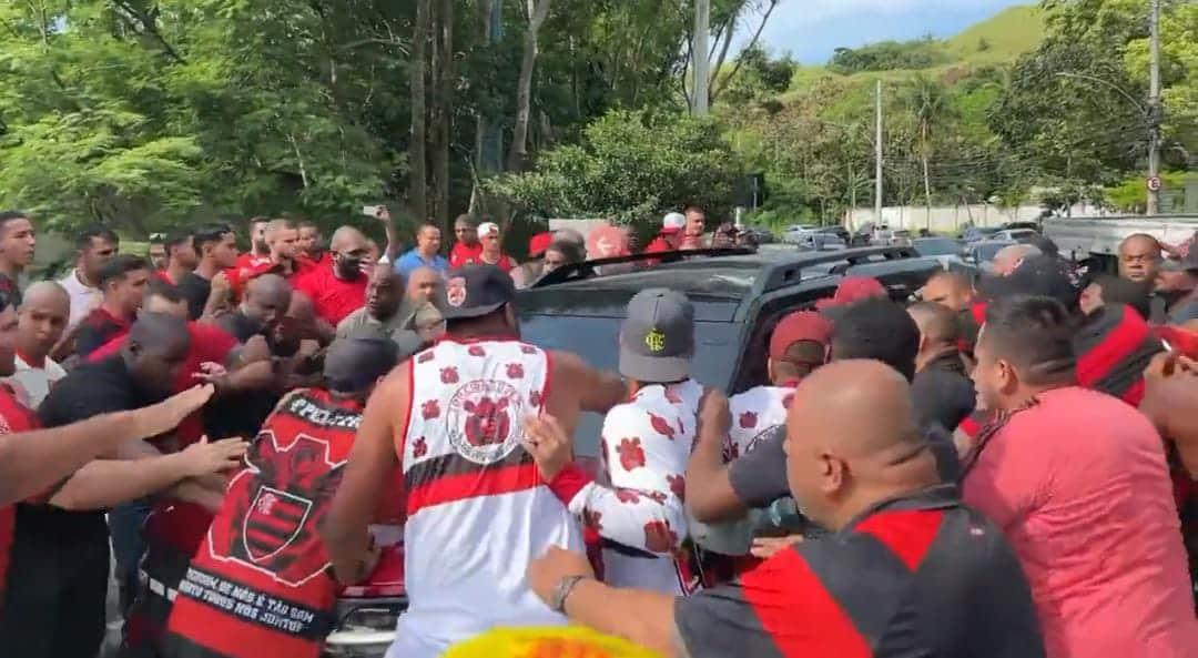 Encaran aficionados del Flamengo a futbolistas