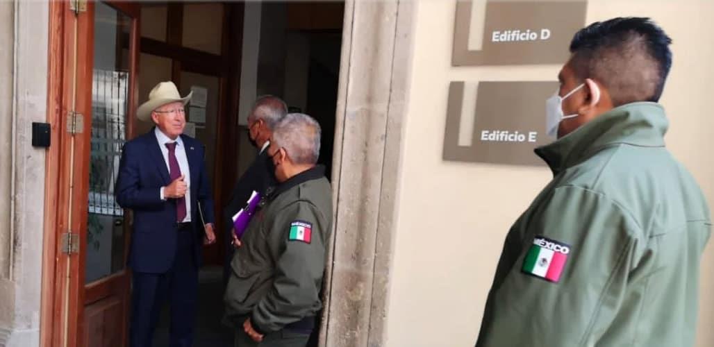 Ken Salazar llega a Palacio Nacional