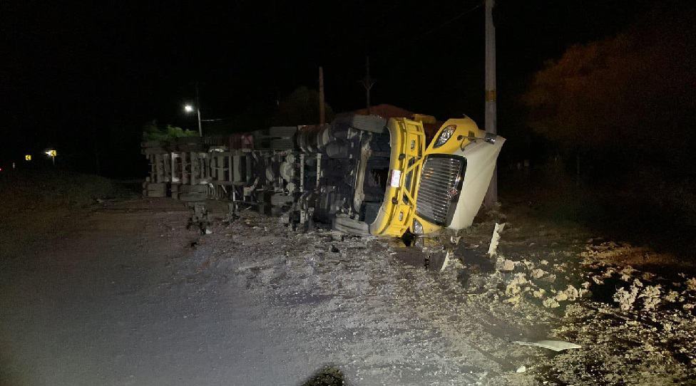 Una dormitada al volante, ocasionó que se volcara un tráiler