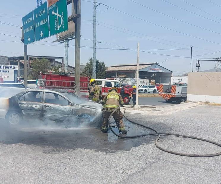 Se incendia auto en Monterrey