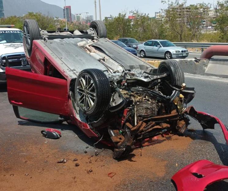 Se registra volcadura en Morones Prieto