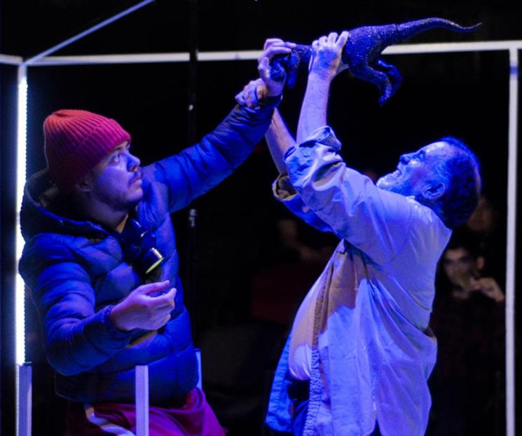 Recibe propuesta teatral multimedia la beca Julián Guajardo