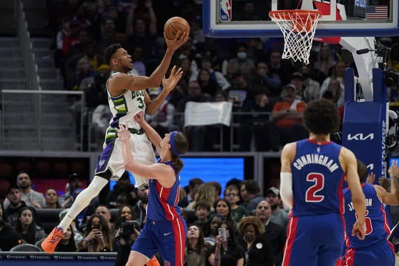 Bucks arrollan a Pistons