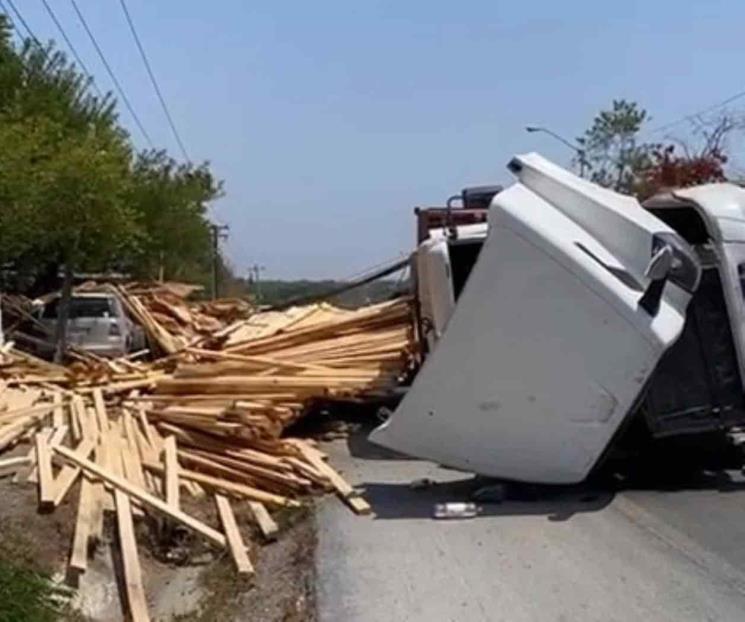 Se vuelca tráiler con madera en Montemorelos