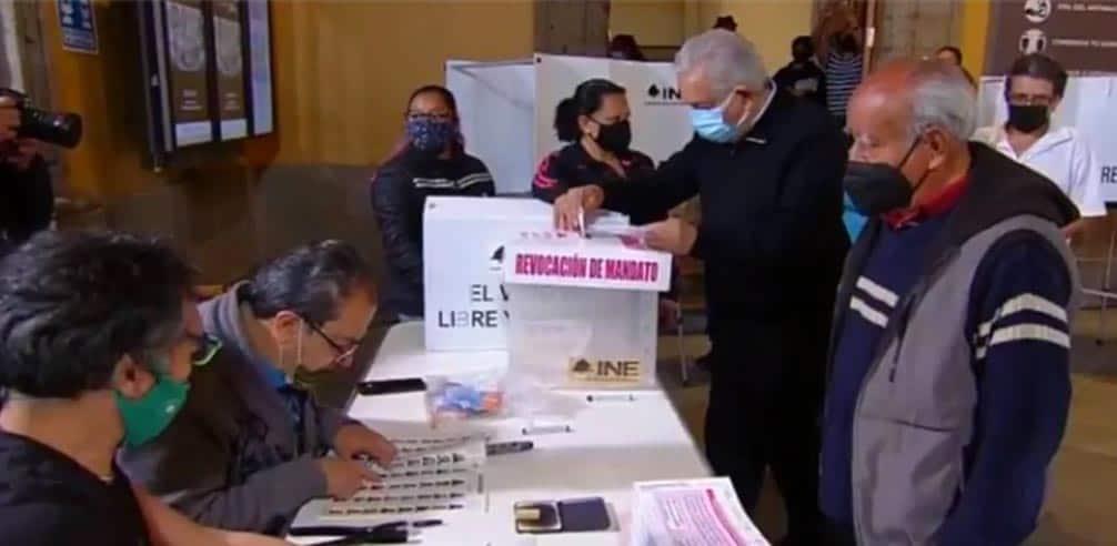 AMLO emite su voto en consulta sobre Revocación de Mandato
