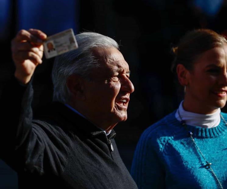 La democracia es una forma de vida, dice AMLO tras votar